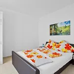 Beautiful Apartment In Vodice With Wifi *