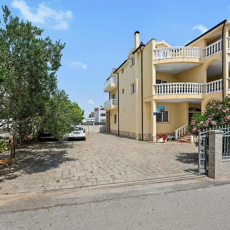 1 Bedroom Amazing In Lägenhet *