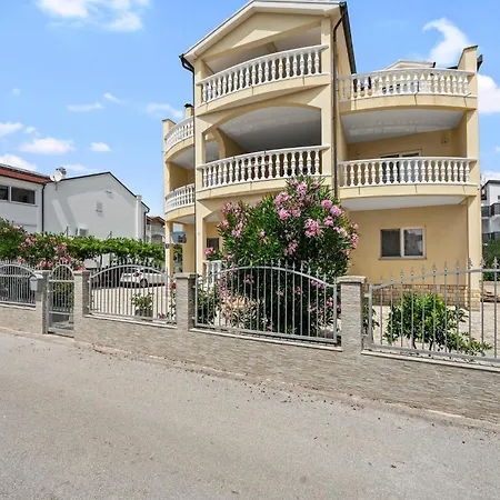 1 Bedroom Amazing In Apartamento Vodice